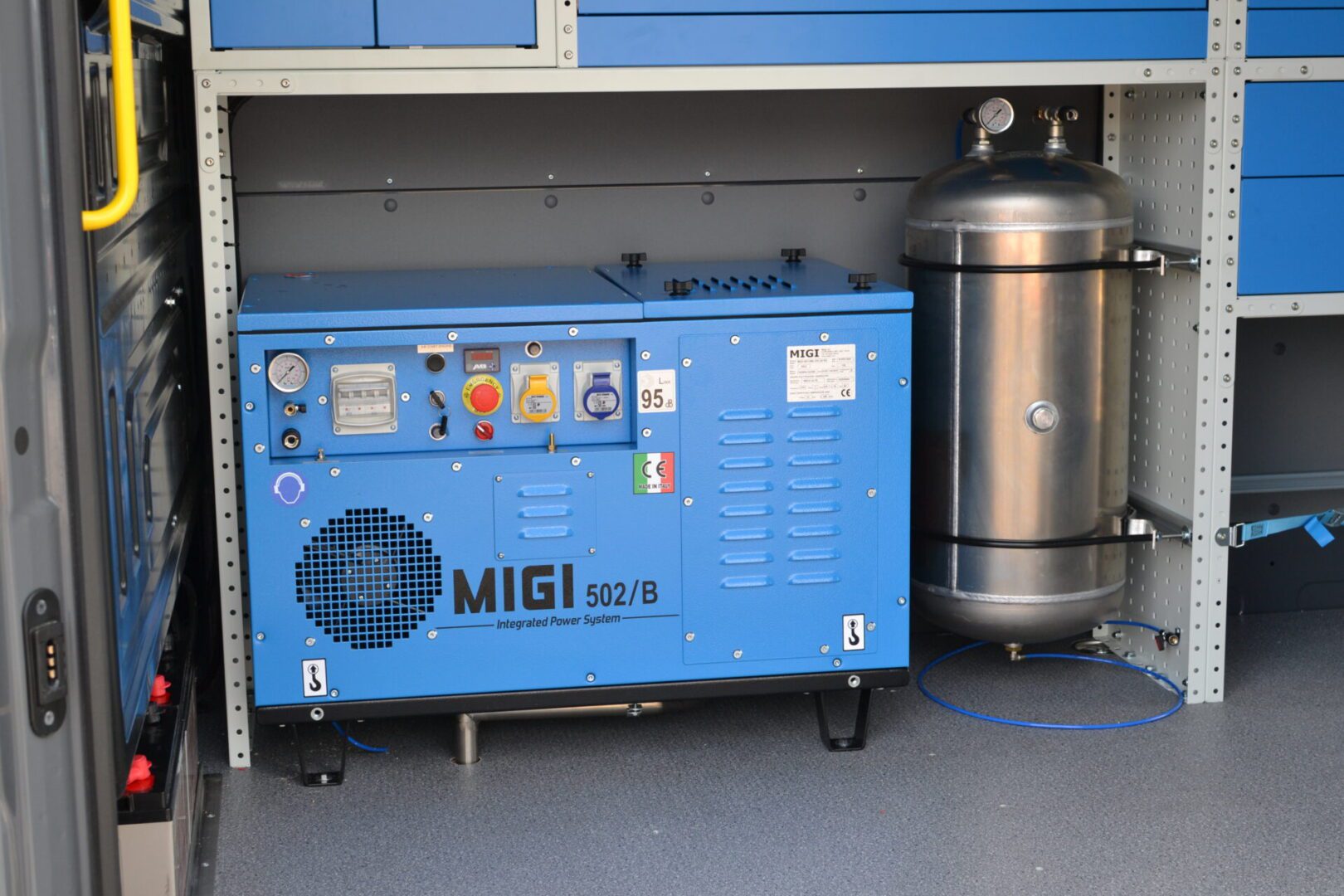 MAN racking system for mechanic with Migi combined compressor generator